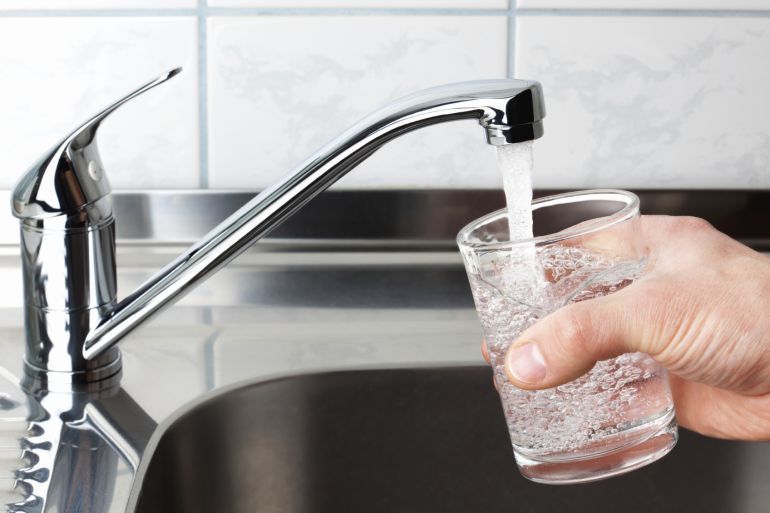 Llenando vaso con agua del grifo